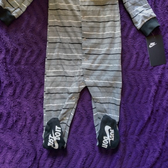 Nike - Picture 2 of 2